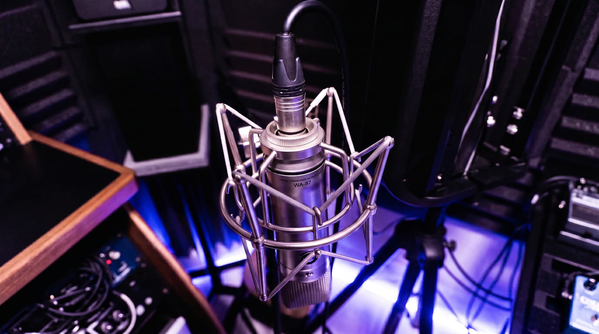 Micrófono de condensador en estudio de grabación de música urbana en Madrid.