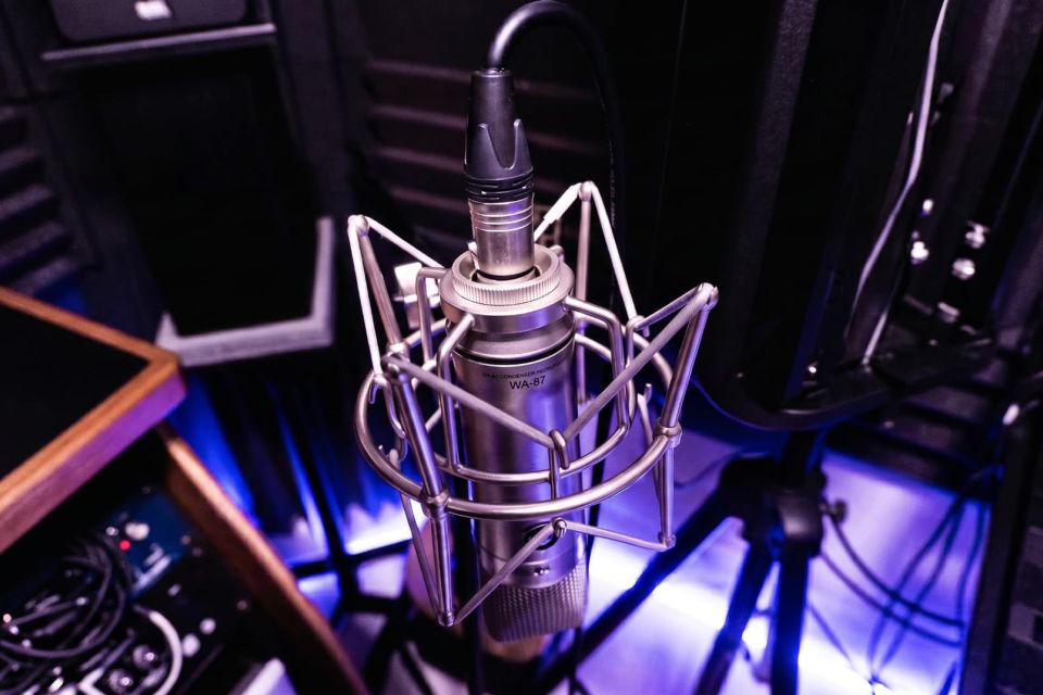Micrófono de condensador en estudio de grabación de música urbana en Madrid.