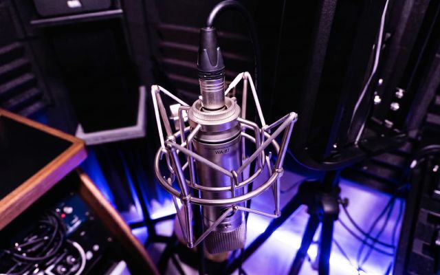 Micrófono de condensador en estudio de grabación de música urbana en Madrid.