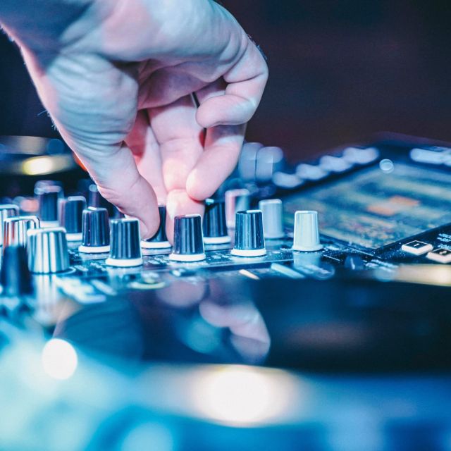 Técnico de sonido en consola SSL durante sesión de formación sobre de mezcla y masterización.