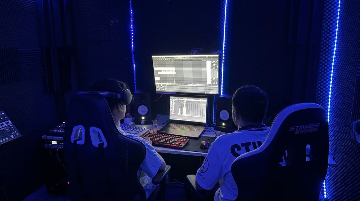 Productores colaborando en estudio de grabación en Madrid.