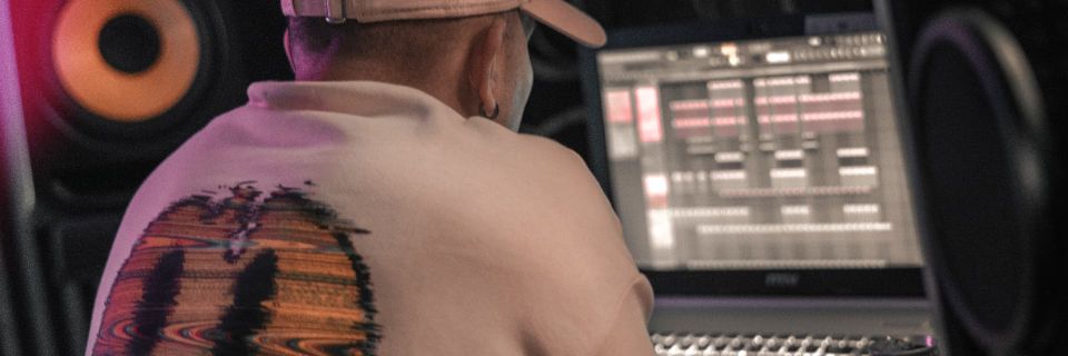 Programa personalizado de producción musical con monitores Yamaha en estudio de Madrid.