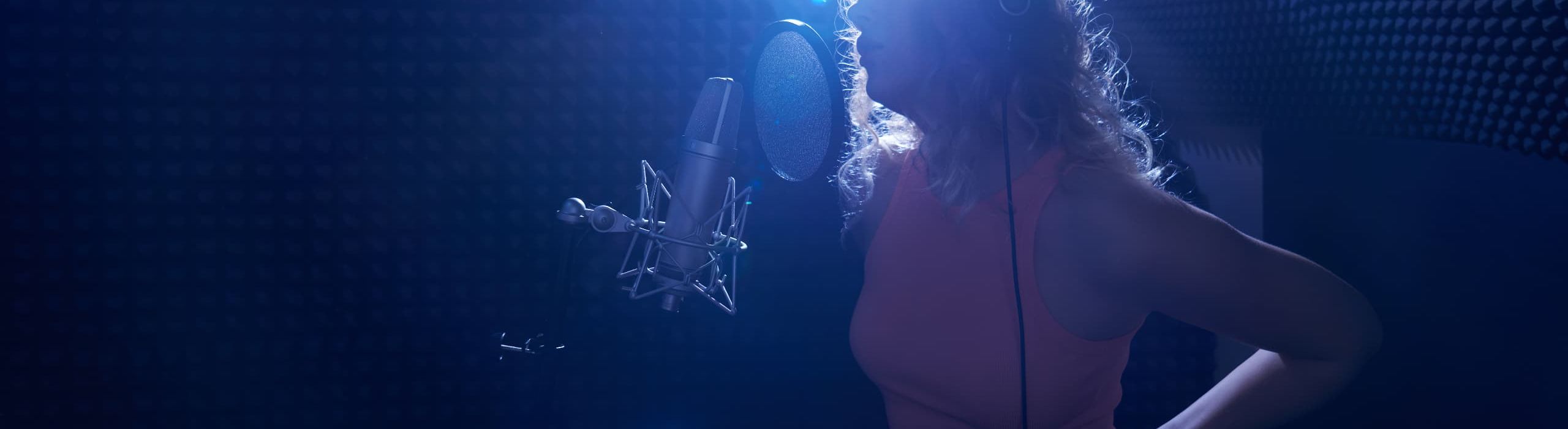 Artista grabando en estudio de producción musical Madrid