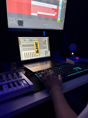 Productor musical trabajando en Los Castellana Madrid.