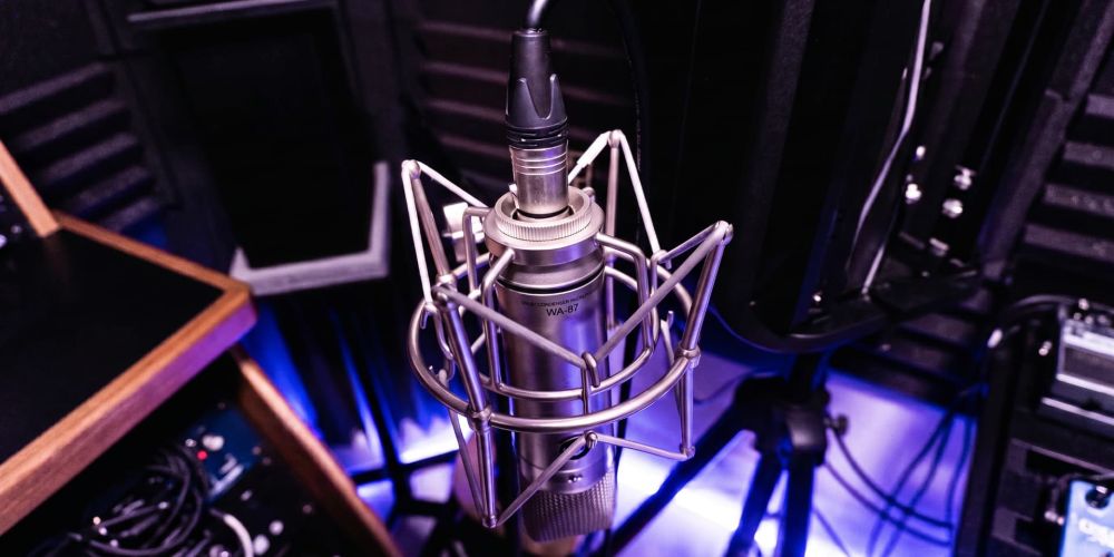 Micrófono de condensador en estudio de grabación de música urbana en Madrid.