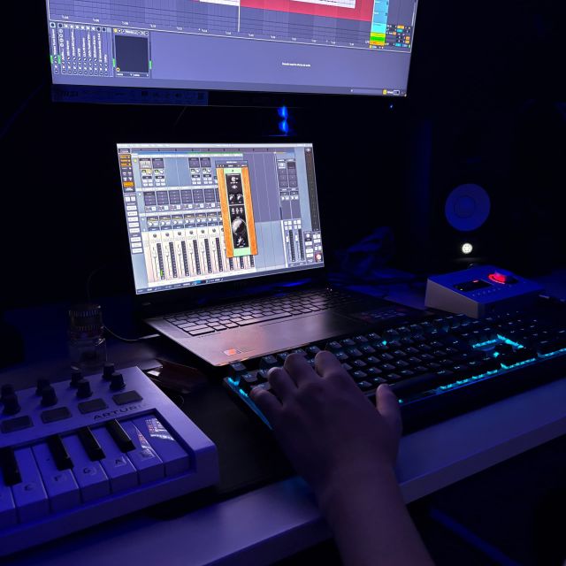 Productor creando ritmos urbanos en Ableton Live con controlador MIDI.