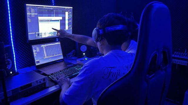 Clases de producción de música urbana en Madrid con técnico especializado.